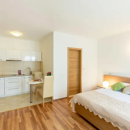 Apartment Vinka *
